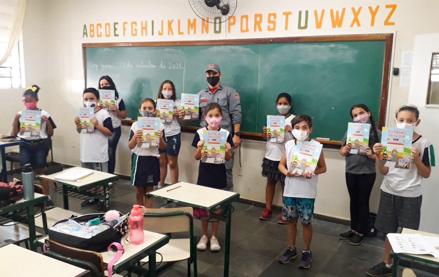Programa Bombeiro na Escola atende estudantes da rede municipal