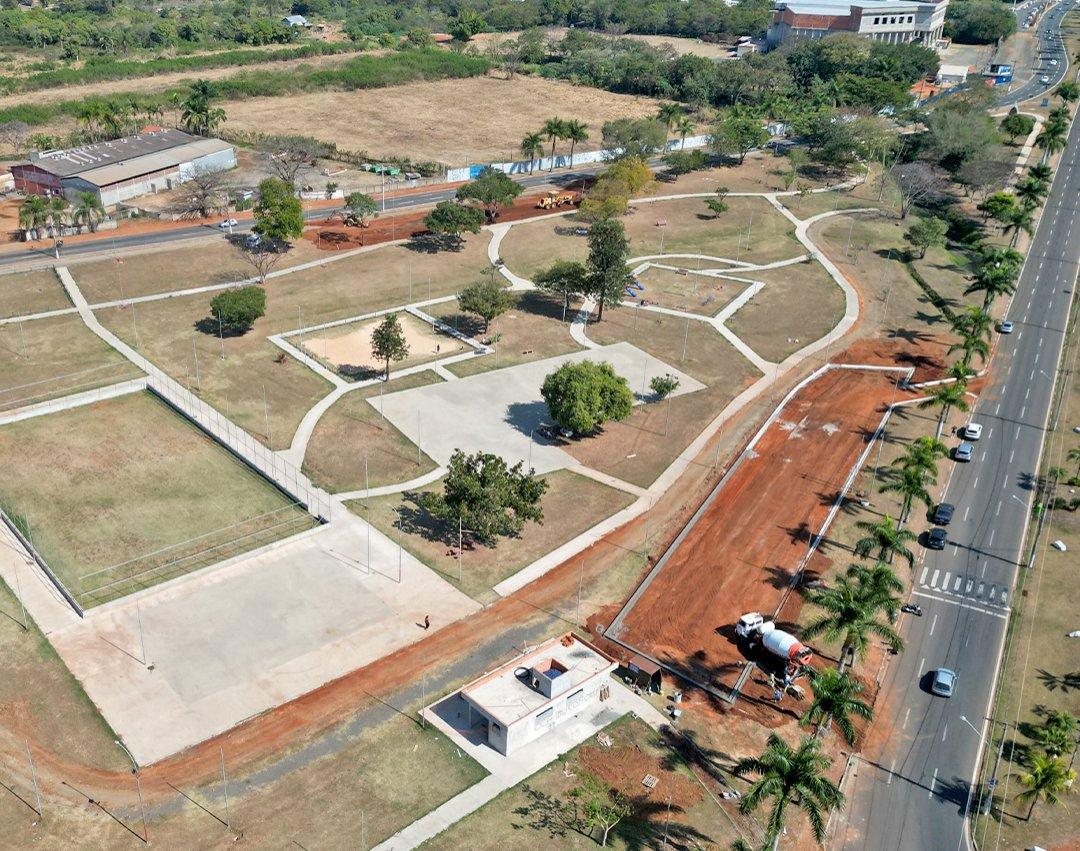 Campo do TG: Área de lazer recebe instalações de guias do estacionamento e demarcação de solo da ciclovia
