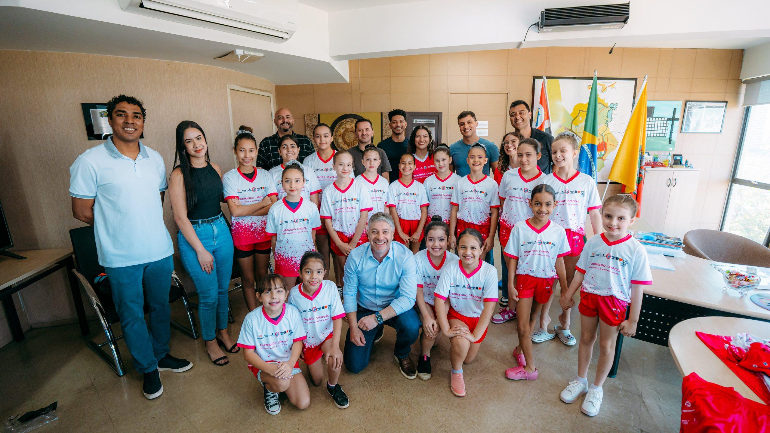 Alunas da ginástica rítmica recebem novo uniforme por meio de parceria entre Prefeitura e o Supermercado Pague Menos