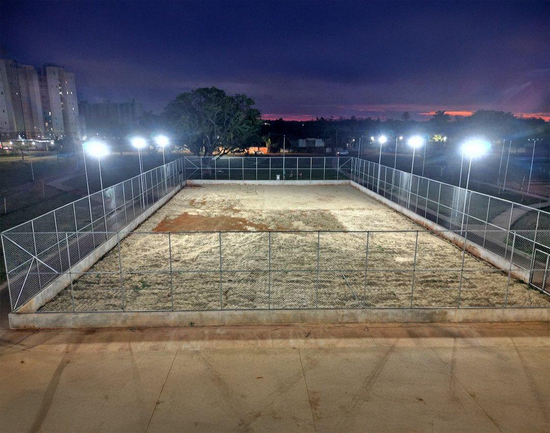 Teste verifica qualidade dos refletores da nova iluminação e área começa a receber paisagismo 