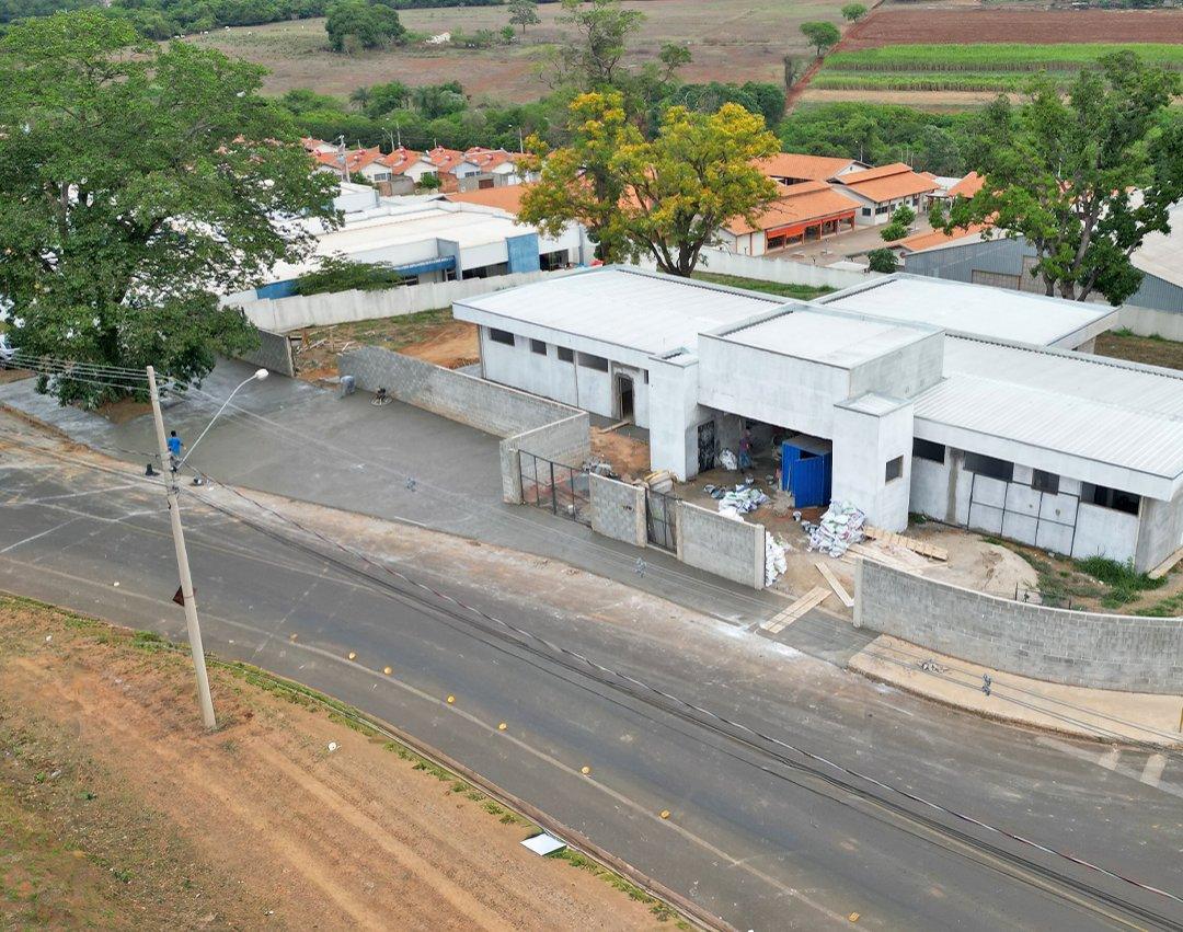 Obra da UBS do Ypê Amarelo começa a receber a instalação do piso de granilite e concretagem