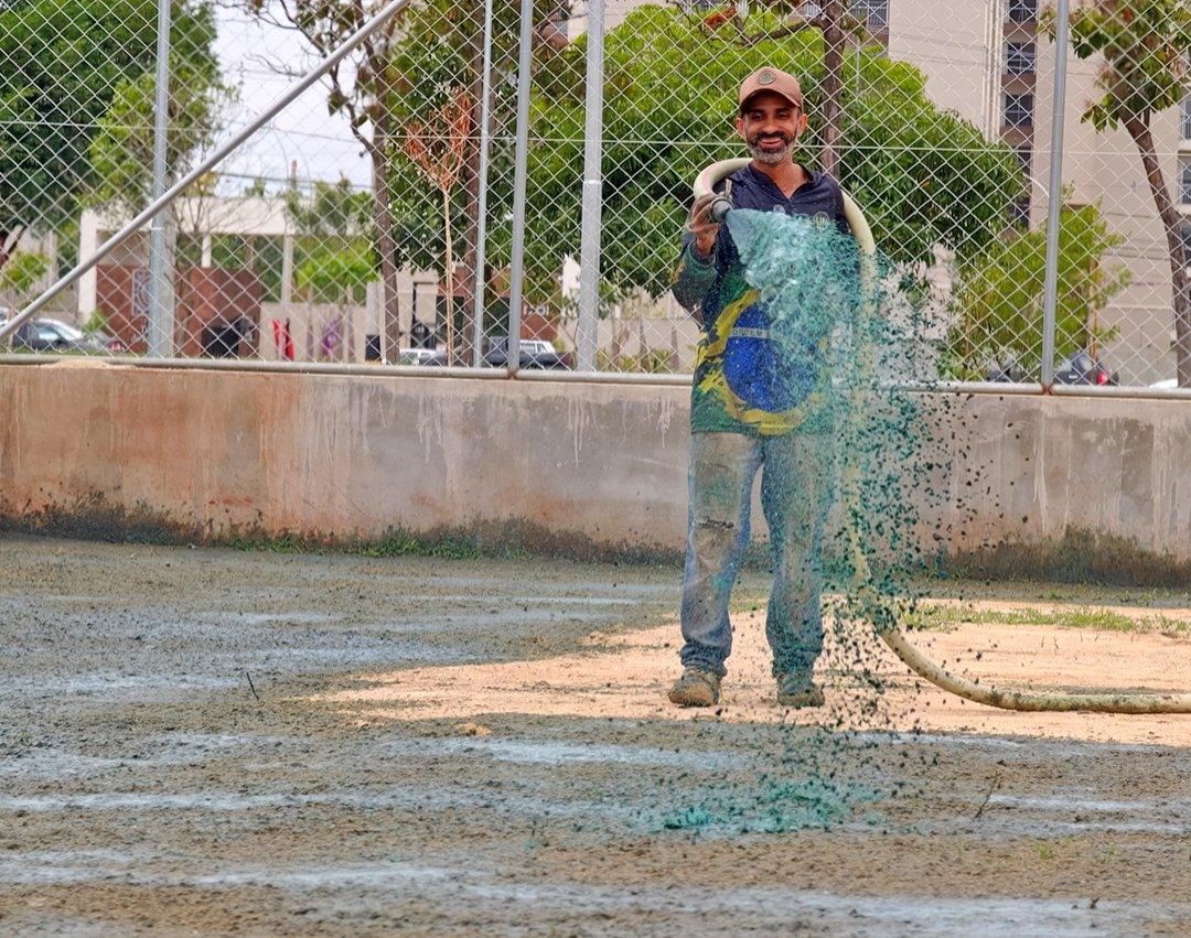 Praça do TG: Campo do futebol society recebe aplicação de grama líquida 