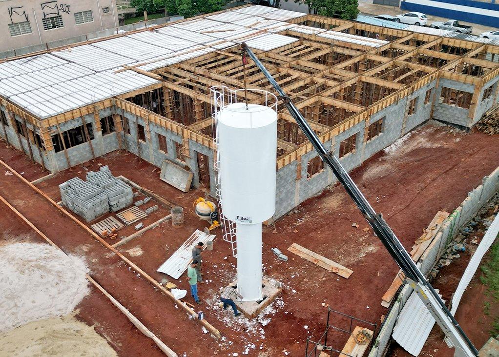 Reservatório com capacidade para 11 mil litros é instalado na futura sede do CAPS-IJ