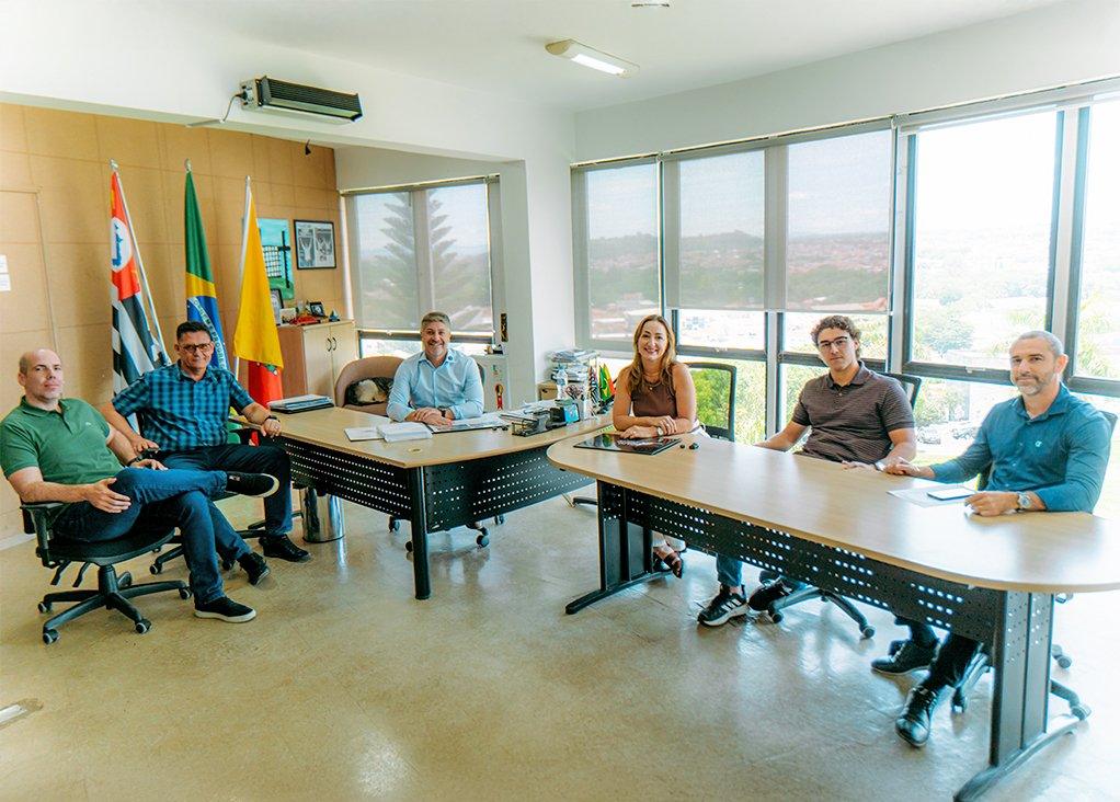 Prefeito recebe projeto de reforma da Praça Rui Barbosa da diretoria da Associação Comercial e Industrial de Mogi Guaçu