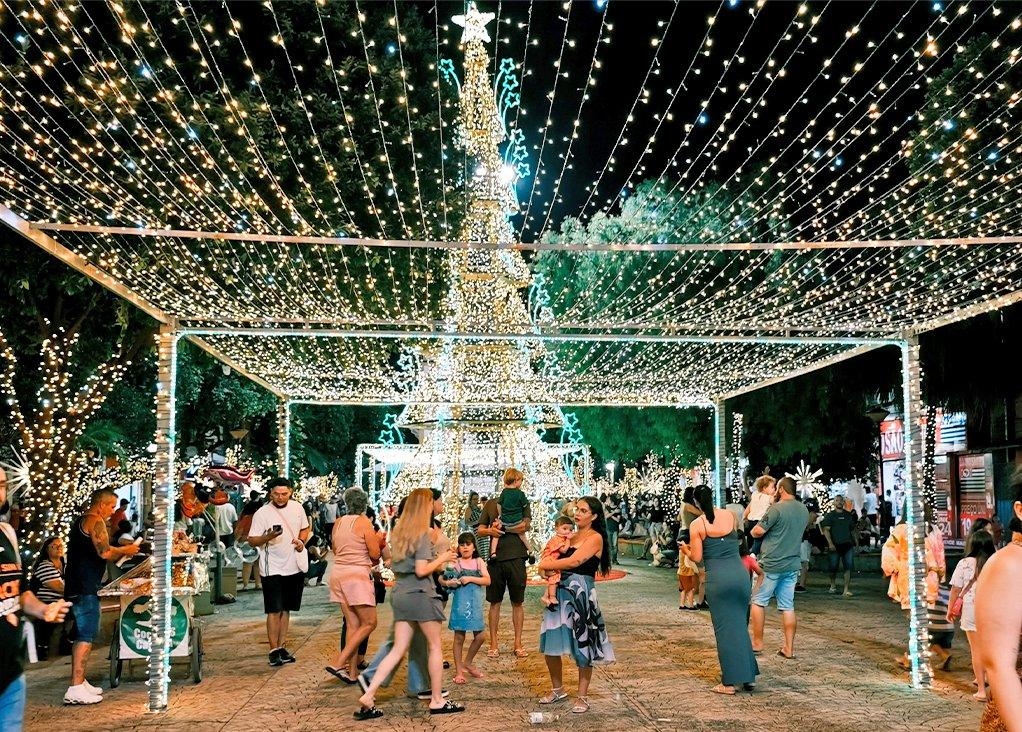 Papai Noel é recepcionado por crianças na Praça do Recanto no Acender das Luzes 