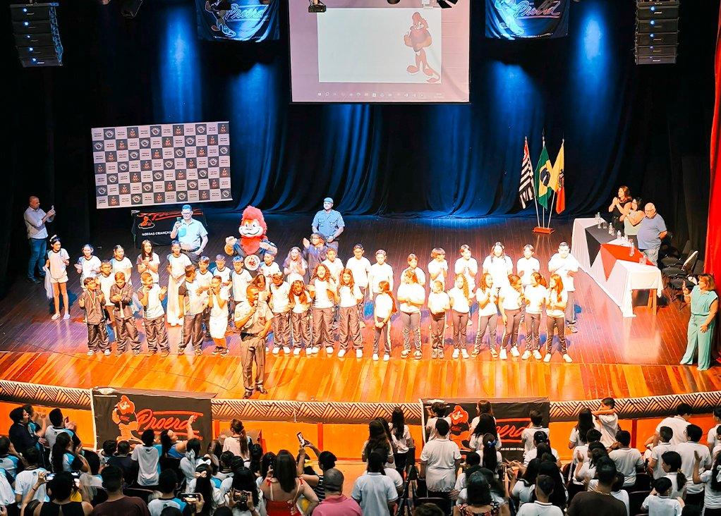 Estudantes da rede municipal concluem formação do Proerd 