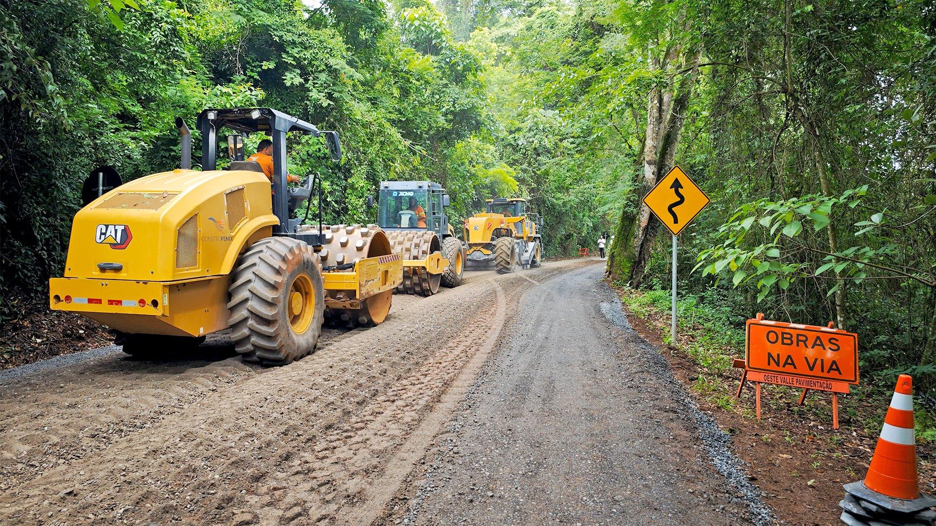 Estrada da Cachoeira recebe melhorias no pavimento 