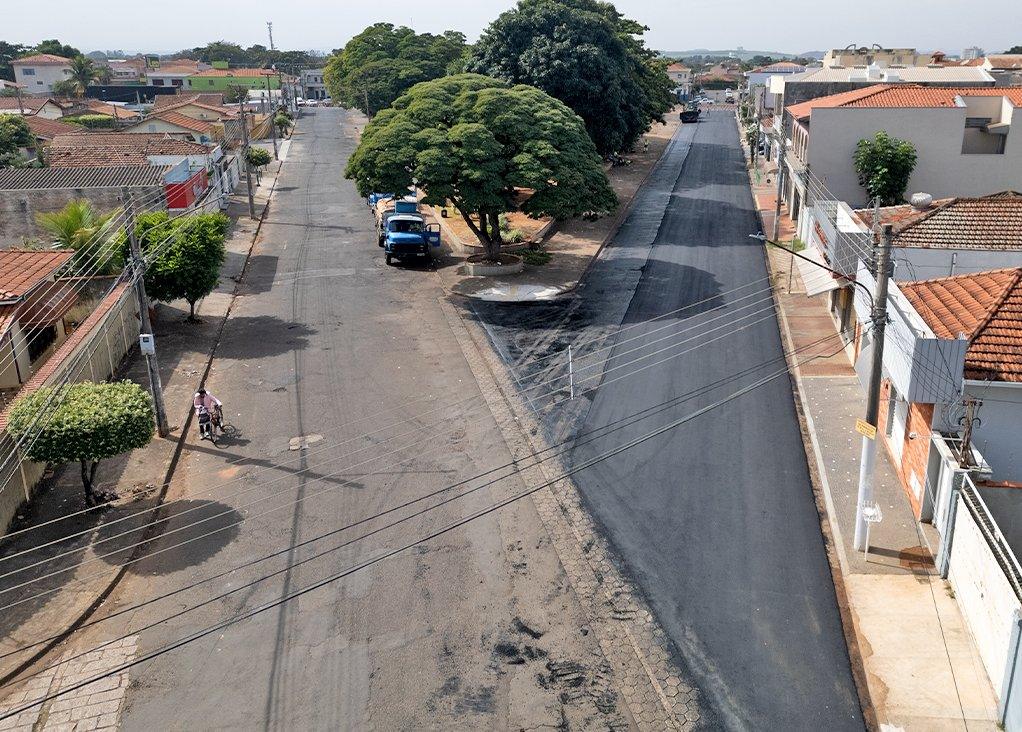 Ruas João de Souza Godoy e Emília Zaneti de Almeida, no Parque Cidade Nova, recebem manutenção asfáltica