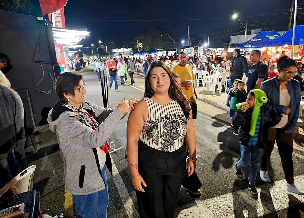Saúde aplica quase 200 doses contra a gripe na primeira noite de imunização na Feira Noturna