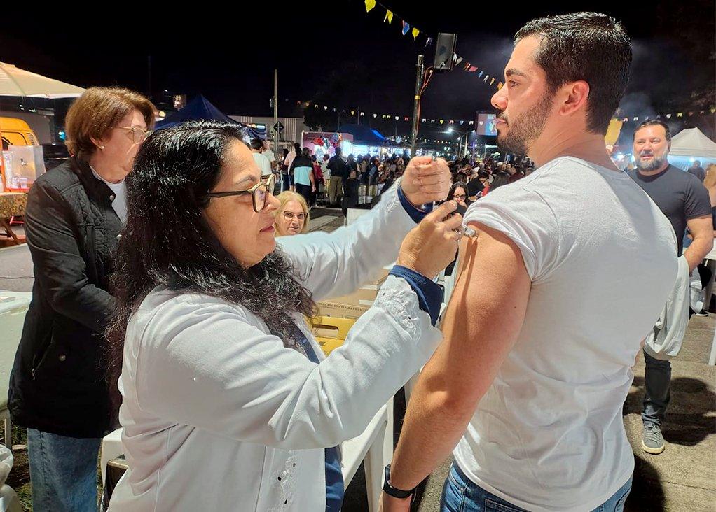 Saúde realiza última ação de vacinação contra a gripe na Feira Noturna na sexta-feira