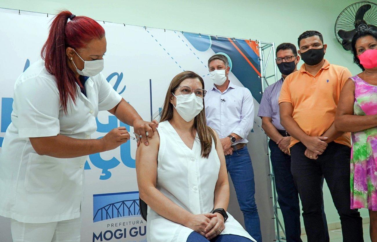 Profissionais da saúde começam a ser imunizados contra o novo coronavírus