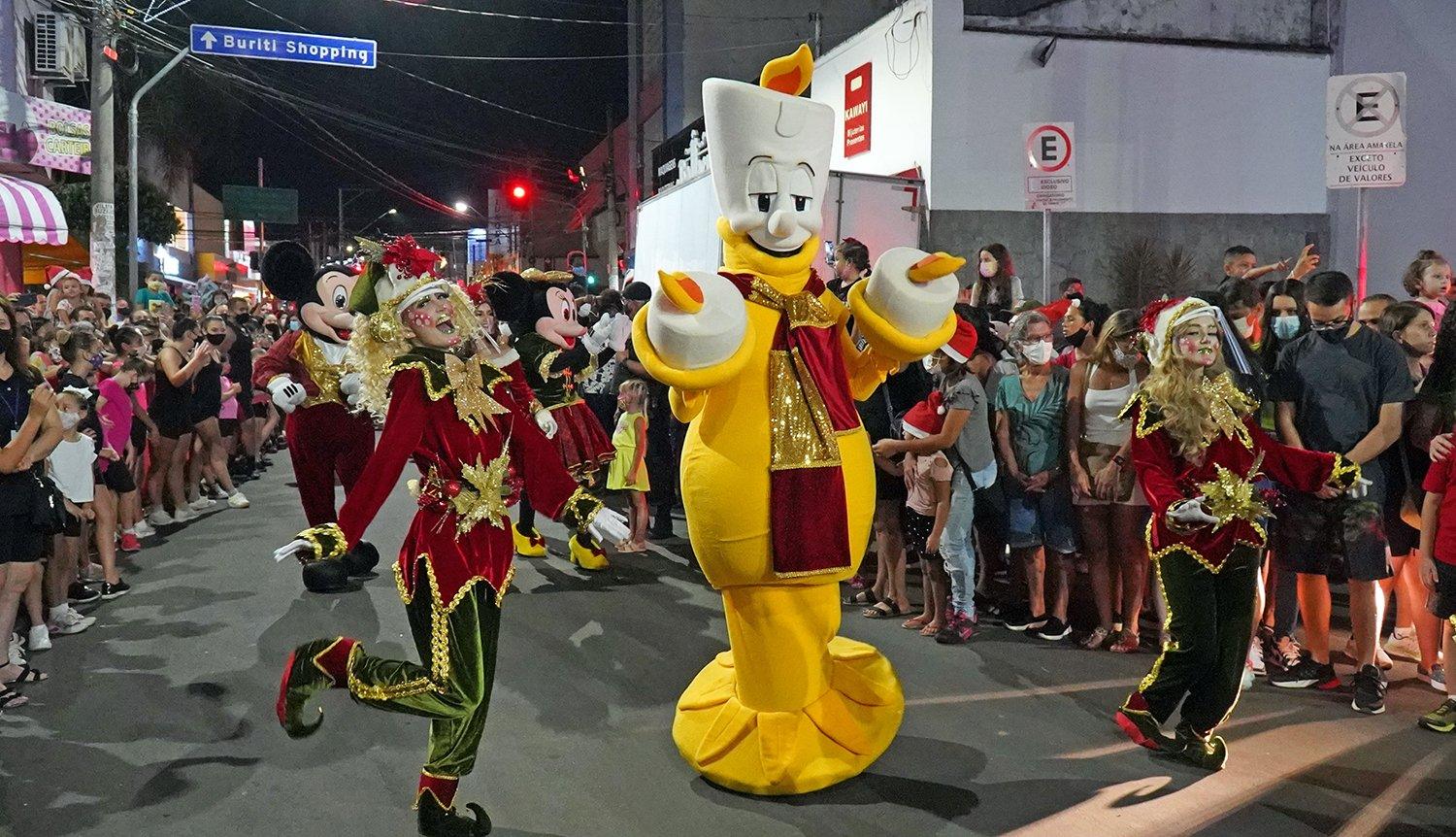 Centenas de pessoas acompanham Parada de Natal