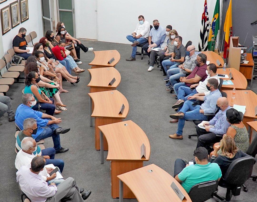Em visita à Câmara, prefeito conversa com servidores da Educação sobre o Fundeb