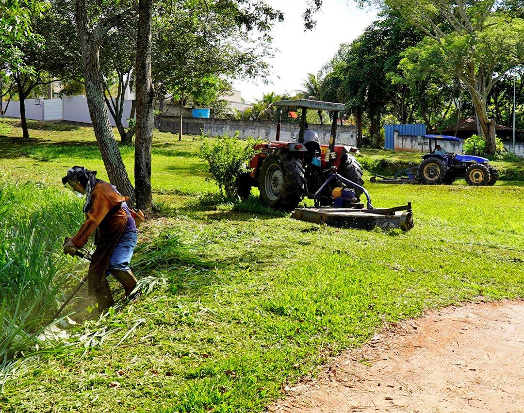 Prefeitura realiza manutenção do Parque das Águas no Hermínio Bueno