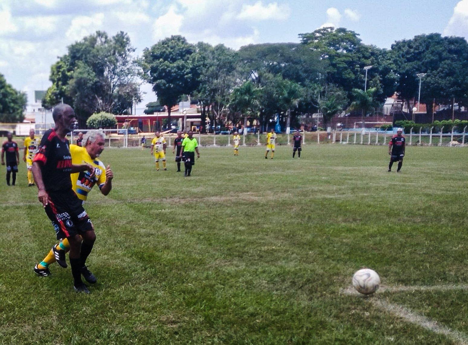 Geração de Ouro/MC Tintas lidera Sessentão de Futebol