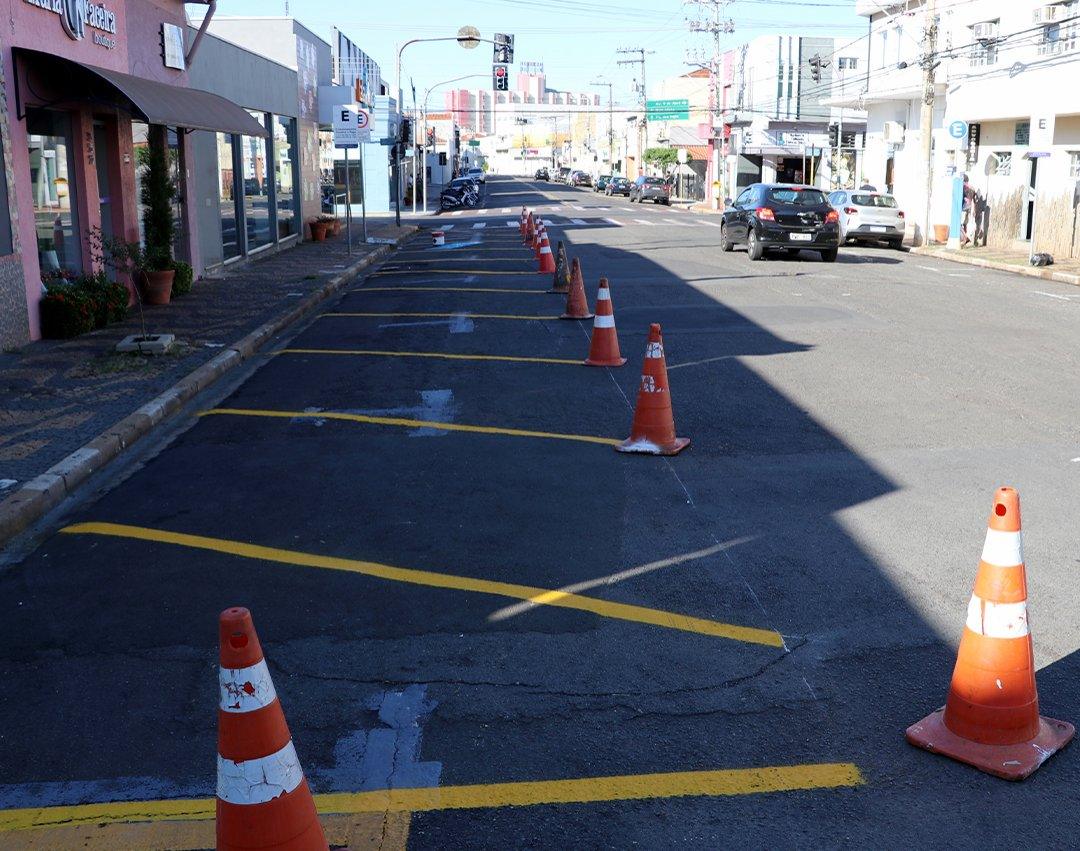 Obras implanta estacionamento 45° e área central ganha 65 vagas para carros