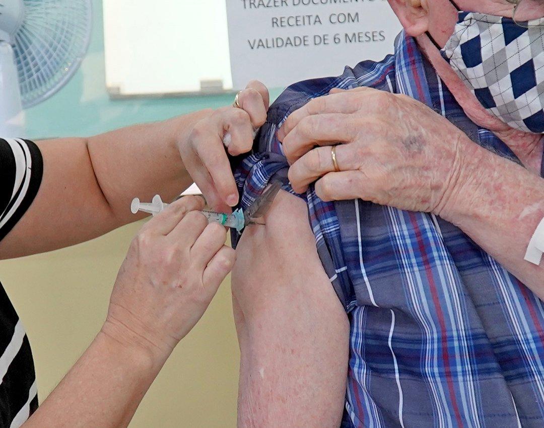 Saúde realiza Dia D de vacinação contra a influenza em idosos, crianças e profissionais de saúde no sábado