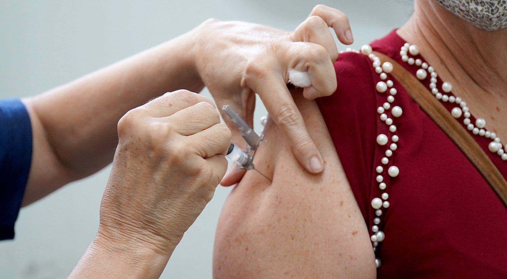 Saúde vacina contra a influenza idosos e profissionais da saúde e contra a Covid-19 no sábado