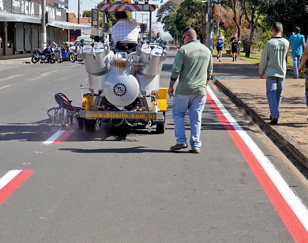 Prefeitura adquire máquina para demarcação viária