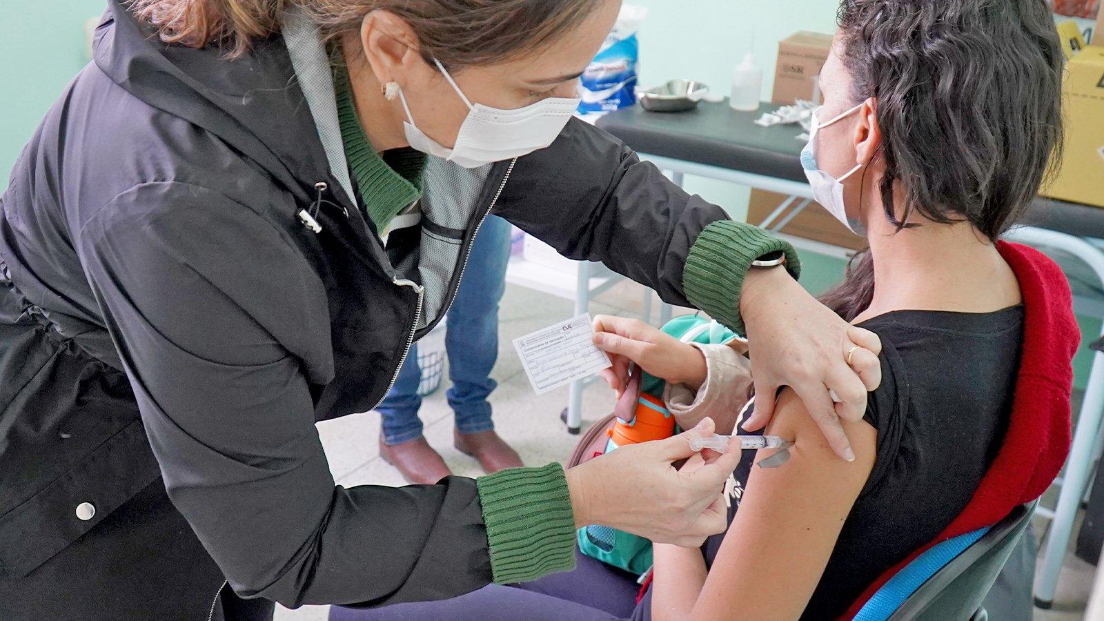 Saúde começa aplicar 4ª dose da vacina contra Covid-19 em maiores de 30 anos em 5 de setembro