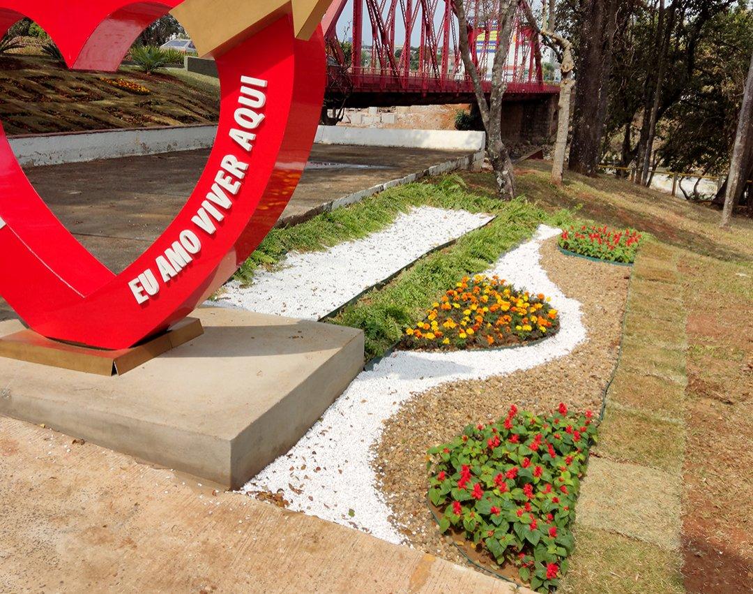 Entorno da estrutura do coração no Parque dos Ingás ganha novo paisagismo