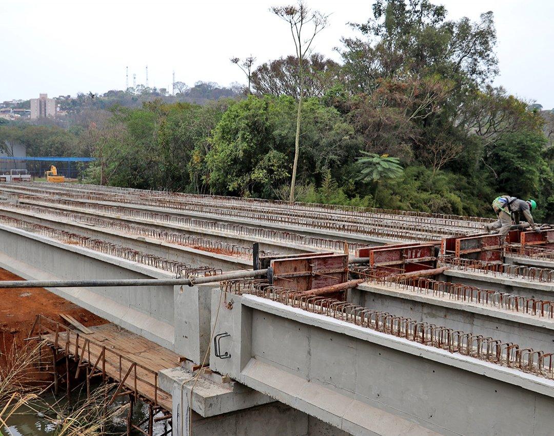 Construtora faz concretagem das transversinas da ponte da Avenida Brasil