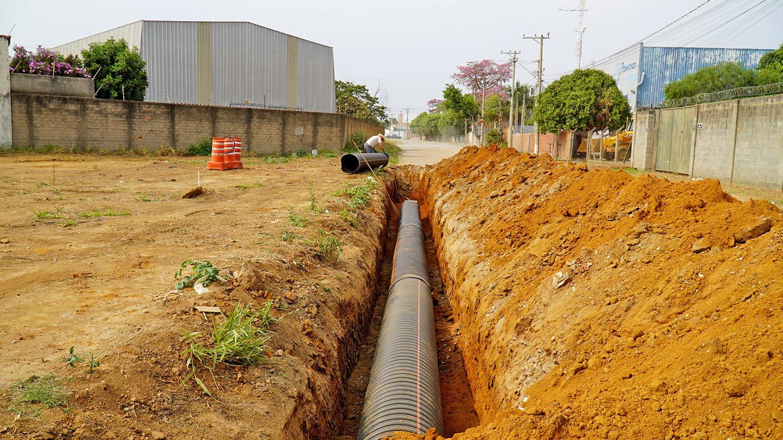 Equipe de Obras finaliza drenagem no Caruso e via terá asfalto novo