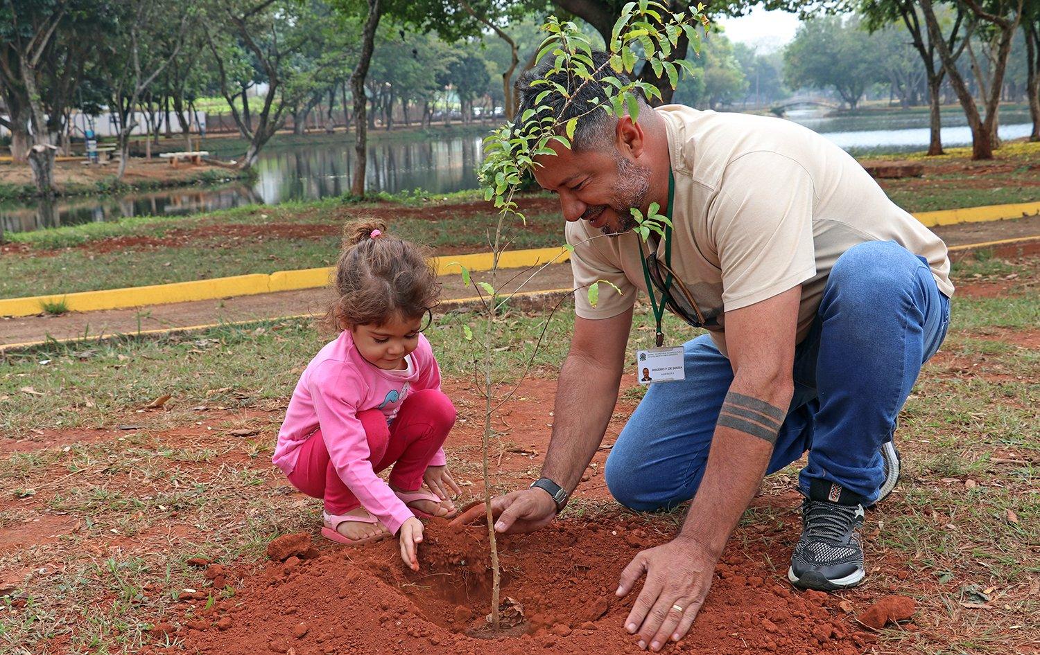 Plantio de mudas marca o Dia da Árvore em Mogi Guaçu nesta quarta-feira